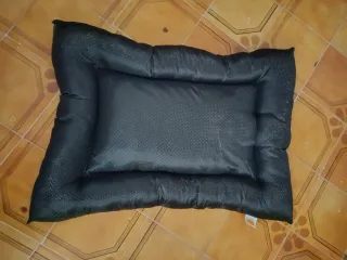 Cama para perro con estampado de perros