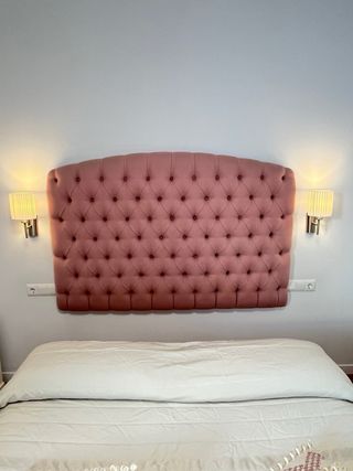 Cabecero capitoné rosa cama matrimonio