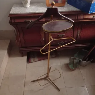 Galan de ropa de pie con bandeja