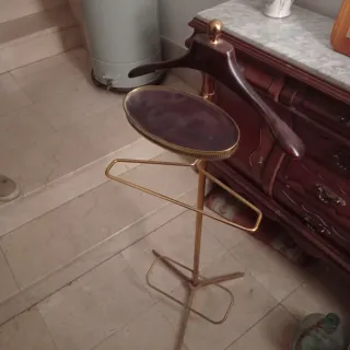 Galan de ropa de pie con bandeja