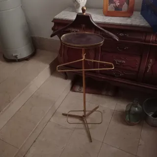 Galan de ropa de pie con bandeja