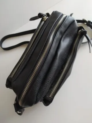 Bolso negro con cremalleras