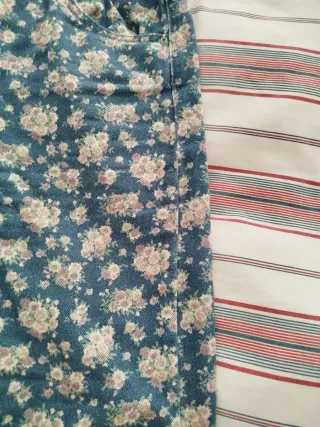 Pantalones vaqueros florales