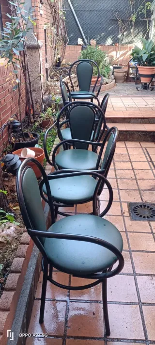 Seis sillas de bar metálicas verdes