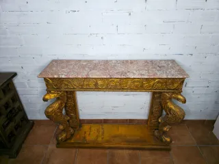 Consola Dorada con Águilas y Mármol