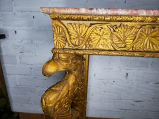 Consola Dorada con Águilas y Mármol