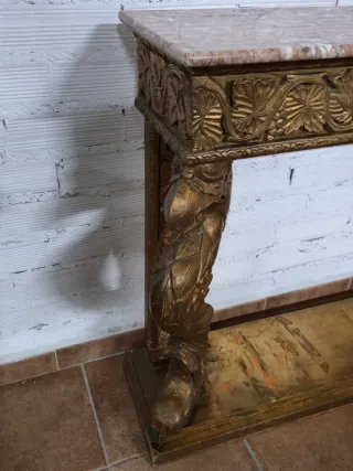 Consola Dorada con Águilas y Mármol