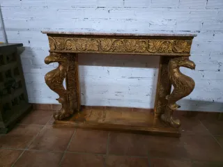 Consola Dorada con Águilas y Mármol