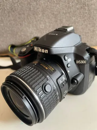 Nikon D5300 + Objetivo 18-55 VR II | Como nueva