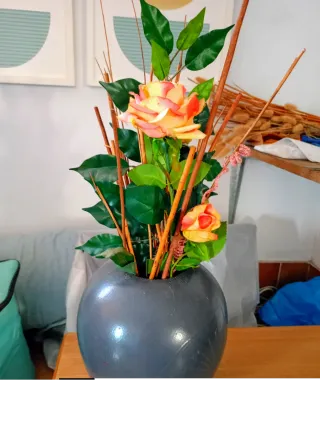 Jarrón gris con flores