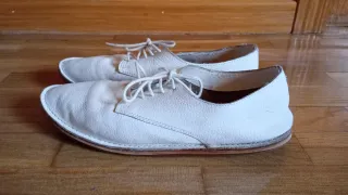 Zapatos de piel blancos con cordones