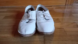 Zapatos de piel blancos con cordones