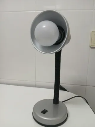 Lámpara de mesa flexible plateada