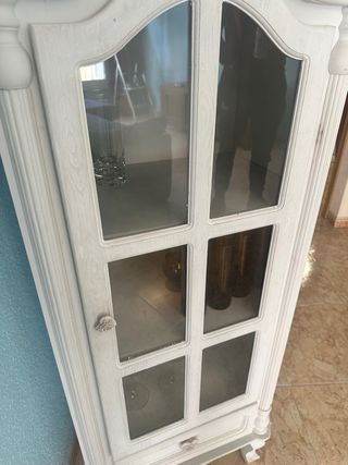 Mueble vitrina blanco y madera
