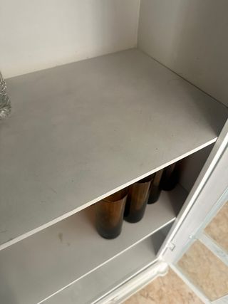 Mueble vitrina blanco y madera