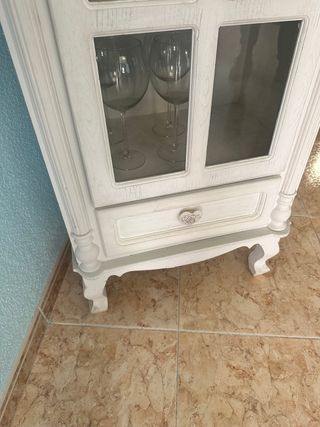 Mueble vitrina blanco y madera