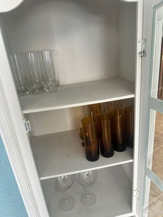 Mueble vitrina blanco y madera