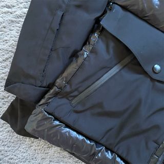 Piumino nero con cappuccio