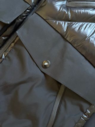 Piumino nero con cappuccio