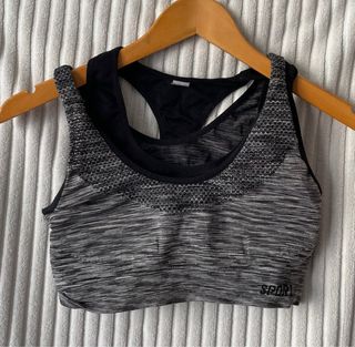 Top deportivo gris y negro