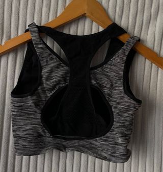 Top deportivo gris y negro