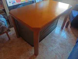 Mesa de comedor de madera grande y extensible.