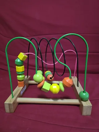 Juguete de madera multicolor con piezas de colores