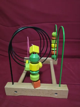 Juguete de madera multicolor con piezas de colores