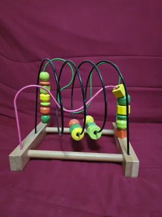 Juguete de madera multicolor con piezas de colores