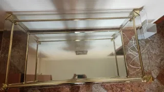 Mesa centro cristal y metal dorado