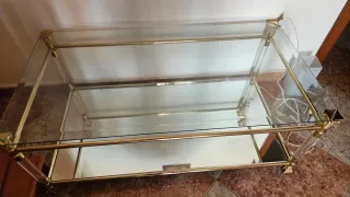 Mesa centro cristal y metal dorado