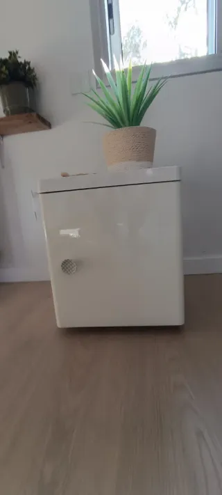 Mueble auxiliar blanco alto brillo