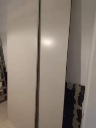 Puertas correderas blancas modelo Hasvik de Ikea.