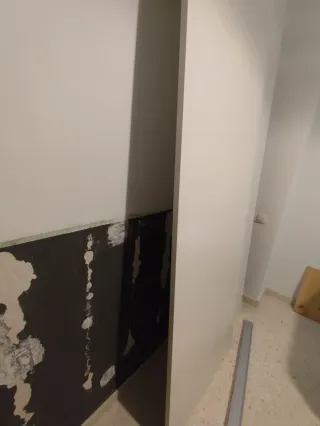 Puertas correderas blancas modelo Hasvik de Ikea.