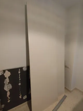 Puertas correderas blancas modelo Hasvik de Ikea.