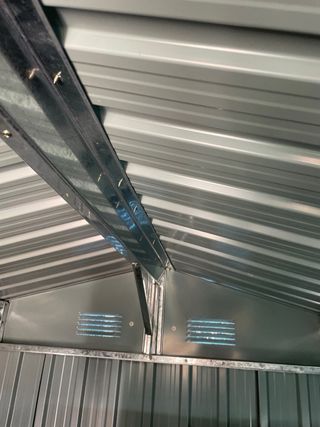 Casetta da giardino grigia e bianca in metallo