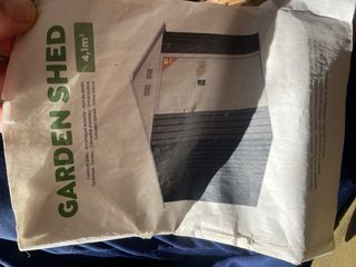 Casetta da giardino grigia e bianca in metallo