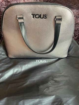 Bolso TOUS en color beige/taupe metalizado.