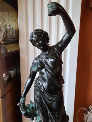 Figura de mujer en hierro fundido