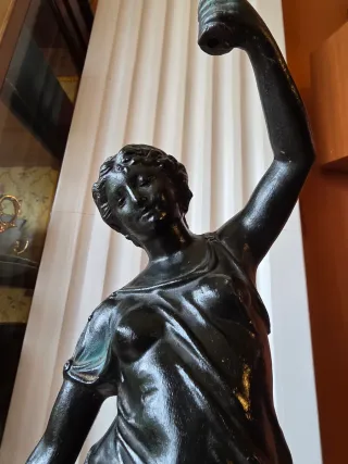 Figura de mujer en hierro fundido