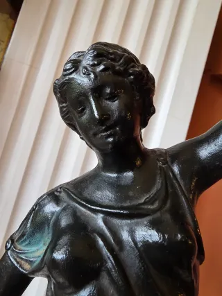 Figura de mujer en hierro fundido