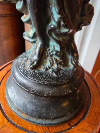 Figura de mujer en hierro fundido