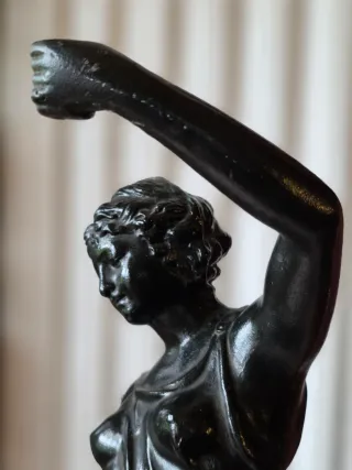 Figura de mujer en hierro fundido