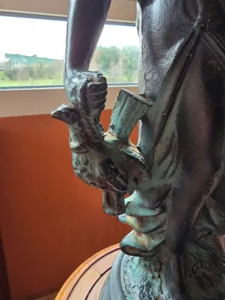 Figura de mujer en hierro fundido