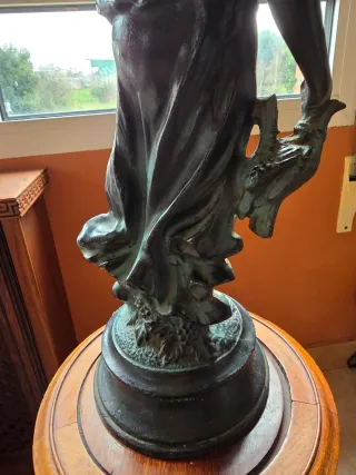 Figura de mujer en hierro fundido