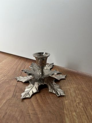 Candelabro de metal con diseño de hojas