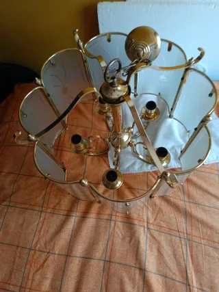 Lámpara de techo dorada y cristal