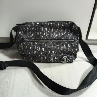 Bolso bandolera gris con estampado