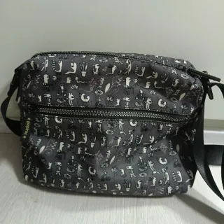 Bolso bandolera gris con estampado