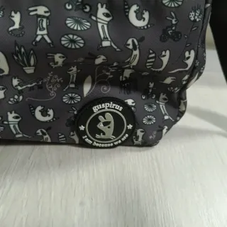 Bolso bandolera gris con estampado
